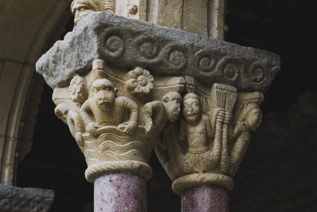 Capitells romànics del claustre del monestir de Ripoll.