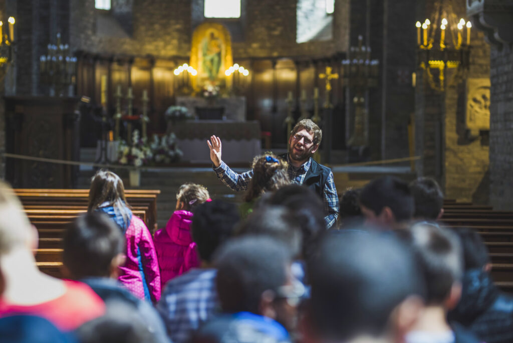 Guia i nens en una visita al monestir de Ripoll